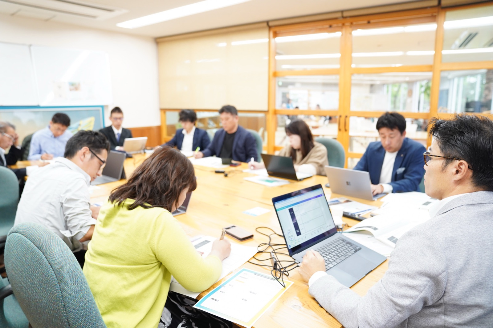 テーブルを囲んでワークに取り組む参加者の様子
